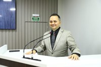 A pedido de Flávio Farias, Prefeitura conserta luminárias da praça da igreja de Vila Amazônia