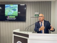 Após conquistar o posteamento e as luminárias para a orla da Francesa, o vereador Fernando Menezes solicita o asfaltamento da área