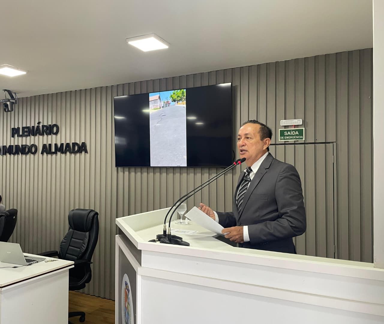 Babá Tupinambá cobra ação urgente da Prefeitura diante de risco de desmoronamento na orla de Parintins