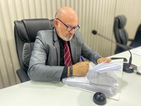 Cabo Linhares antecipa 13º salário e reforça valorização dos servidores da Câmara de Parintins
