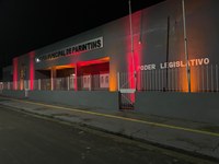 Câmara de Parintins é iluminada de vermelho e laranja em apoio à doação de sangue e ao combate à anemia e leucemia