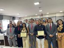 Câmara de Parintins homenageia Edilene Tavares e Sebastião Júnior com Medalha Jair Mendes em Sessão Solene