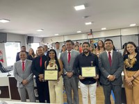 Câmara de Parintins homenageia Edilene Tavares e Sebastião Júnior com Medalha Jair Mendes em Sessão Solene