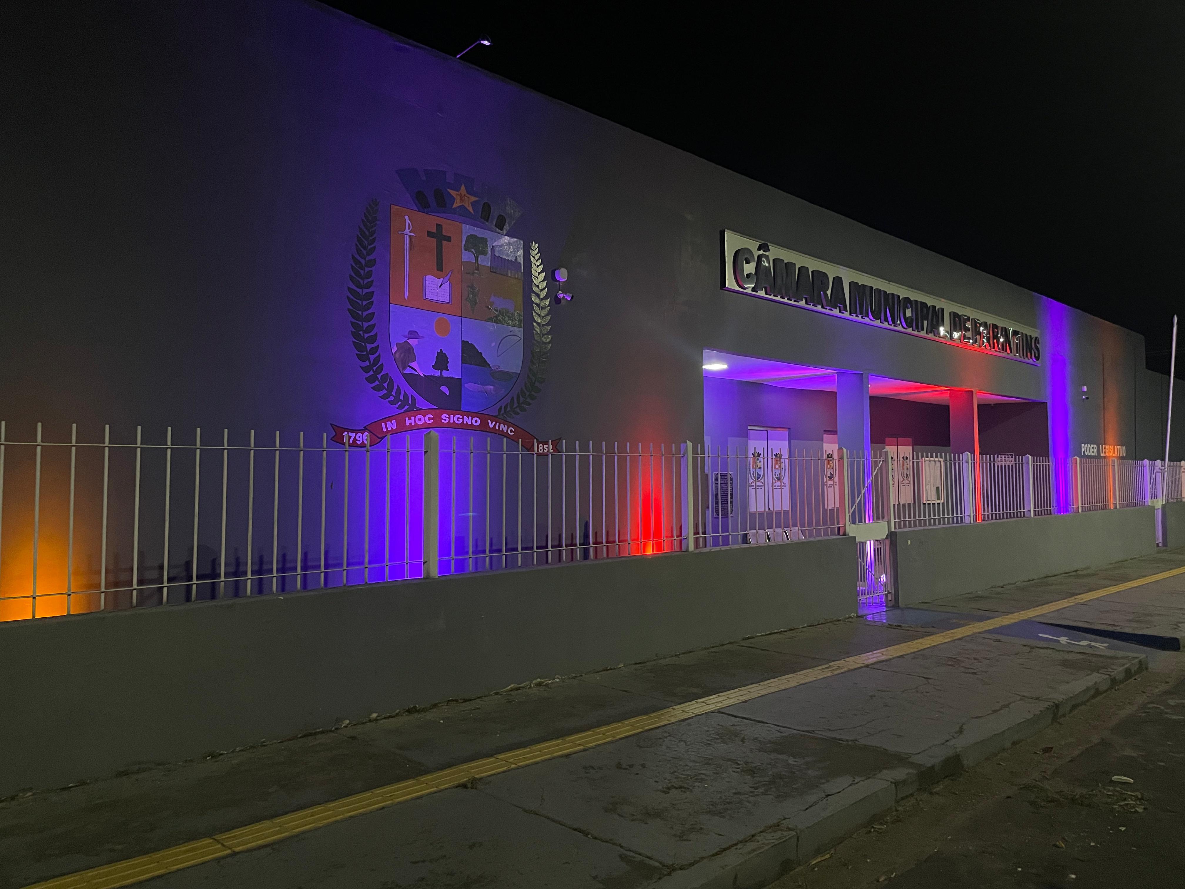 Câmara de Parintins ilumina fachada com as cores de agosto e reforça apoio a campanhas de conscientização