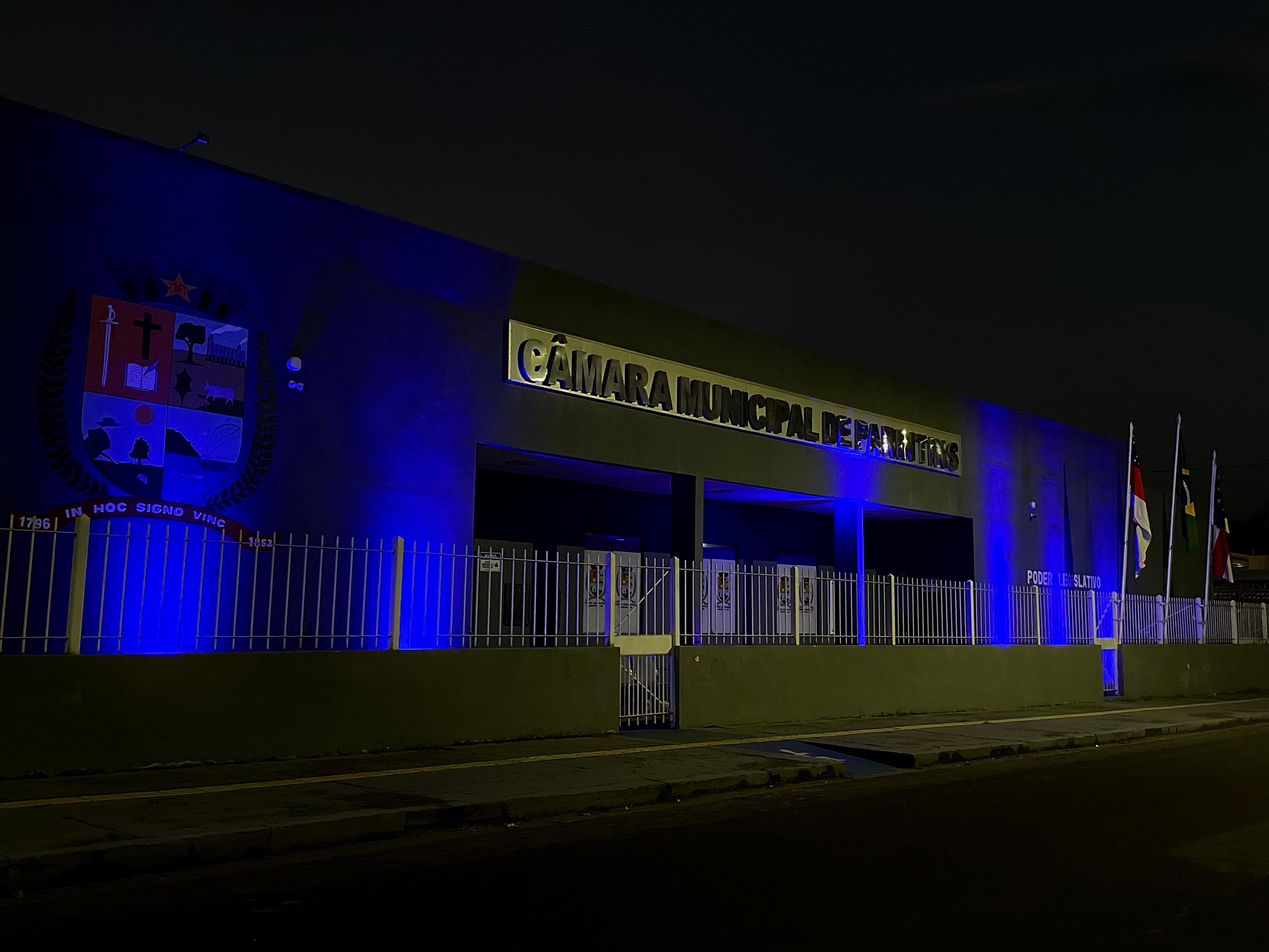 Câmara de Parintins ilumina prédio do Legislativo em apoio ao Novembro Azul
