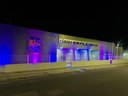 Câmara de Parintins ilumina prédio em apoio a campanha Março Lilás e Azul-marinho