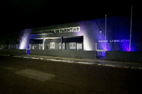 Câmara de Parintins ilumina prédio em apoio às campanhas Janeiro Branco e Janeiro Roxo