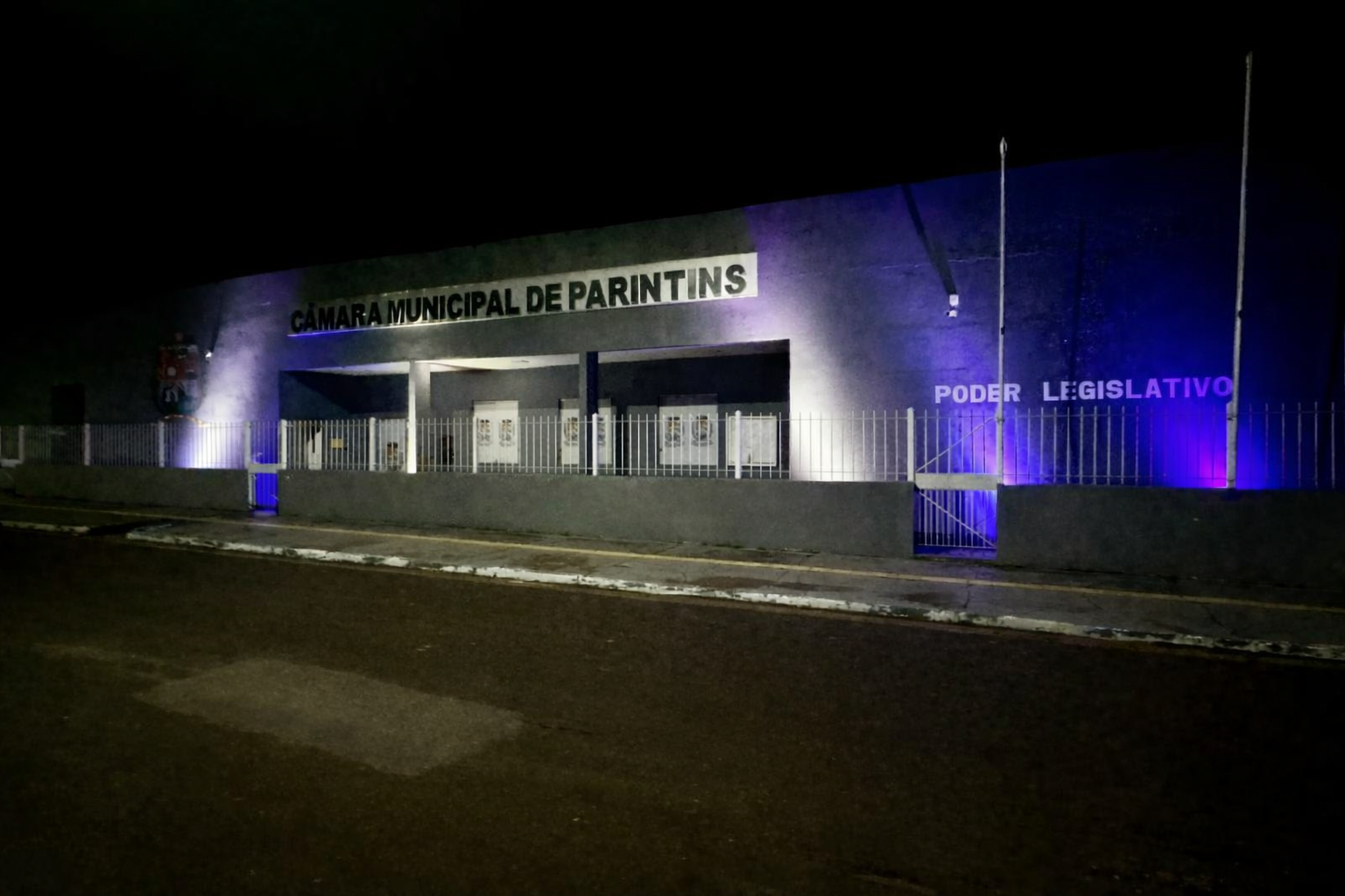 Câmara de Parintins ilumina prédio em apoio às campanhas Janeiro Branco e Janeiro Roxo