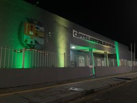 Câmara de Parintins ilumina prédio em apoio às campanhas Julho Amarelo e Julho Verde