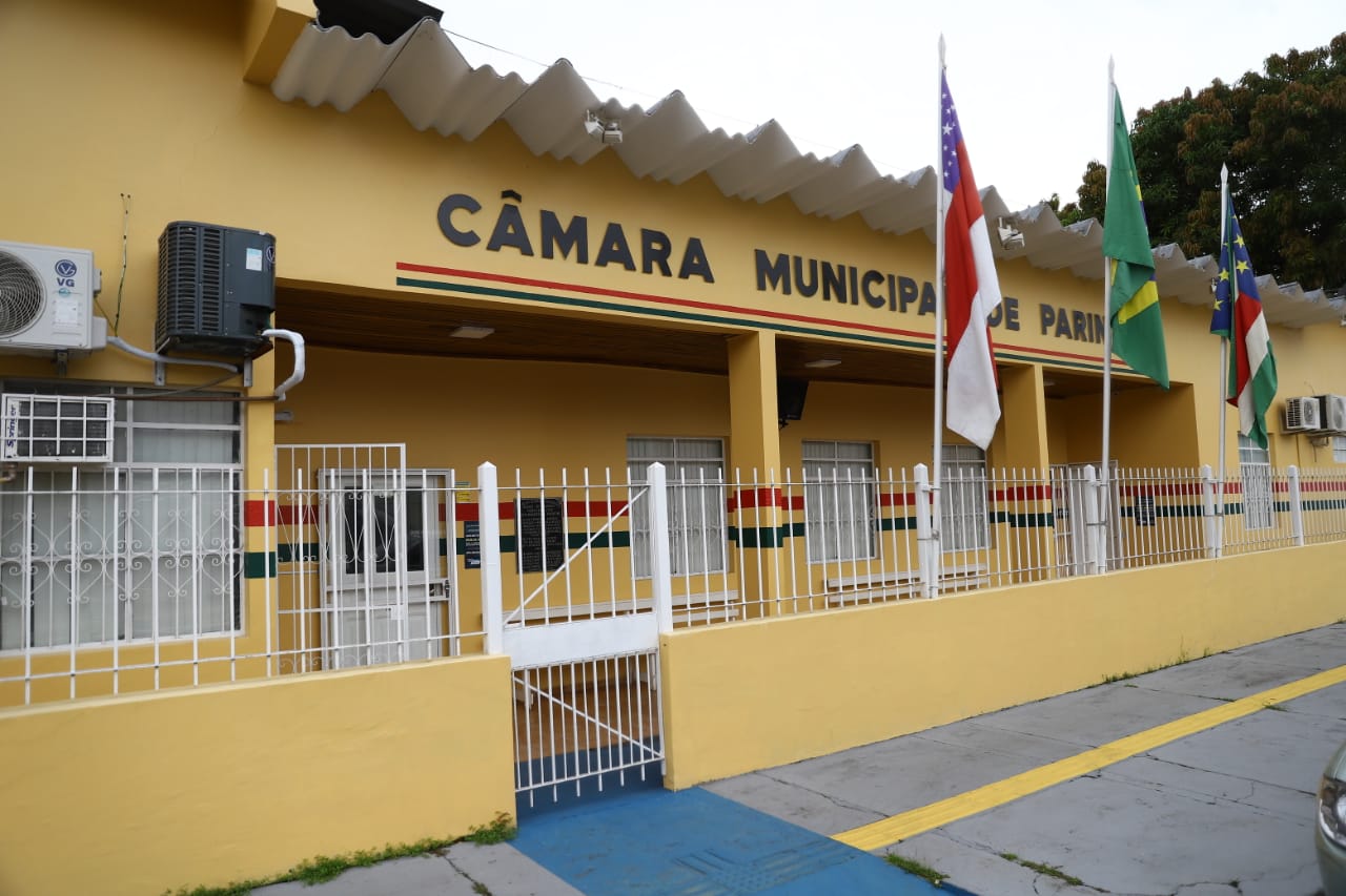 Câmara de Parintins realiza pagamento da primeira parcela do 13º salário dos funcionários   