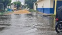 Com as casas alagadas, moradores da Rua 24 de Janeiro pedem apoio do vereador Babá Tupinambá para conclusão da obra na via   