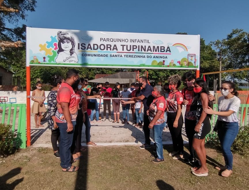 Comunidade do Aninga recebe parque infantil com festa