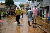 Enchente: Mateus Assayag verifica in loco situação das Ruas Padre Victor, Urucará e Baixa do São José   