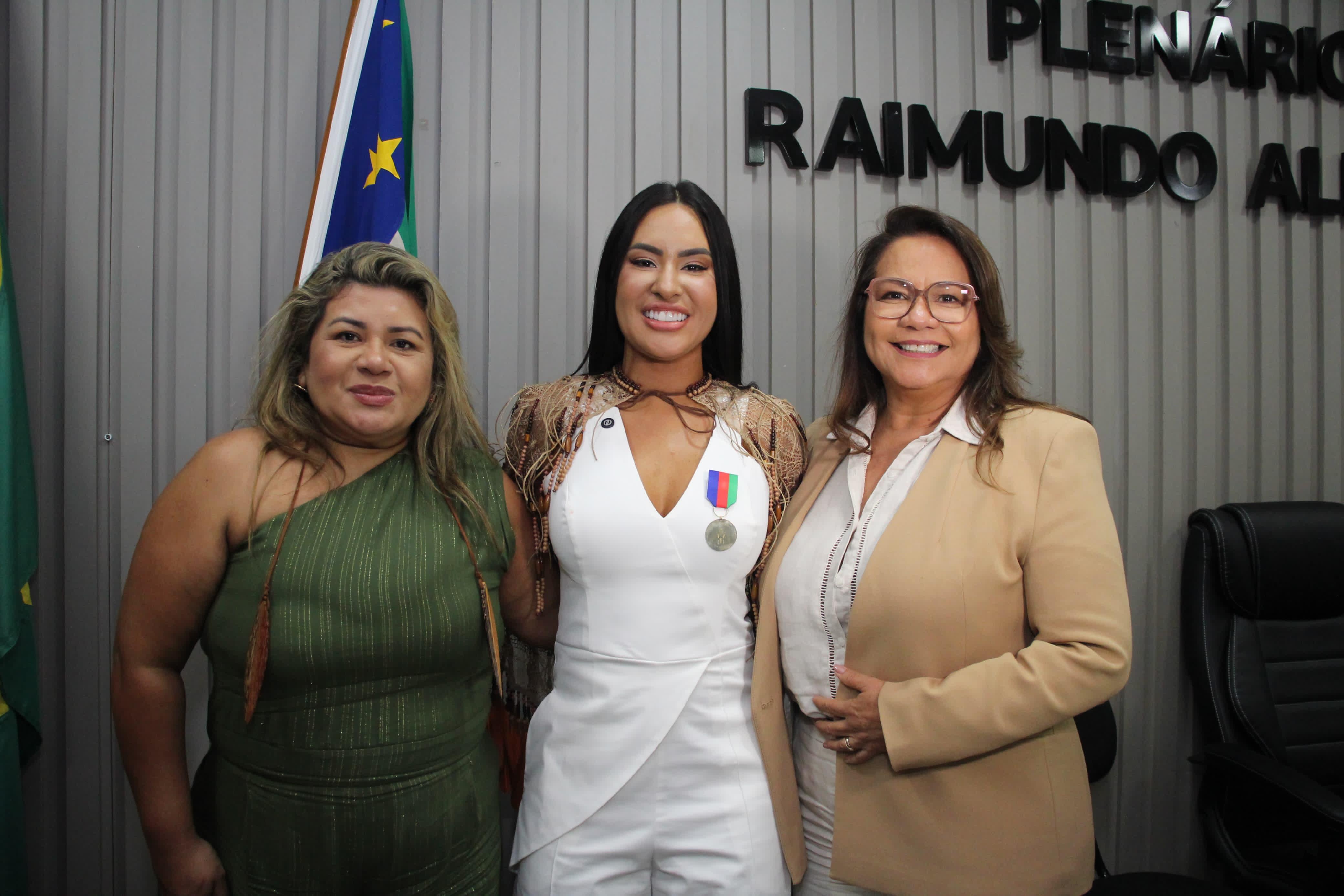 Isabelle Nogueira recebe título de Cidadã Parintinense e Medalha Jair Mendes: "Parintins tem orgulho de você", diz Vereadora Márcia Baranda