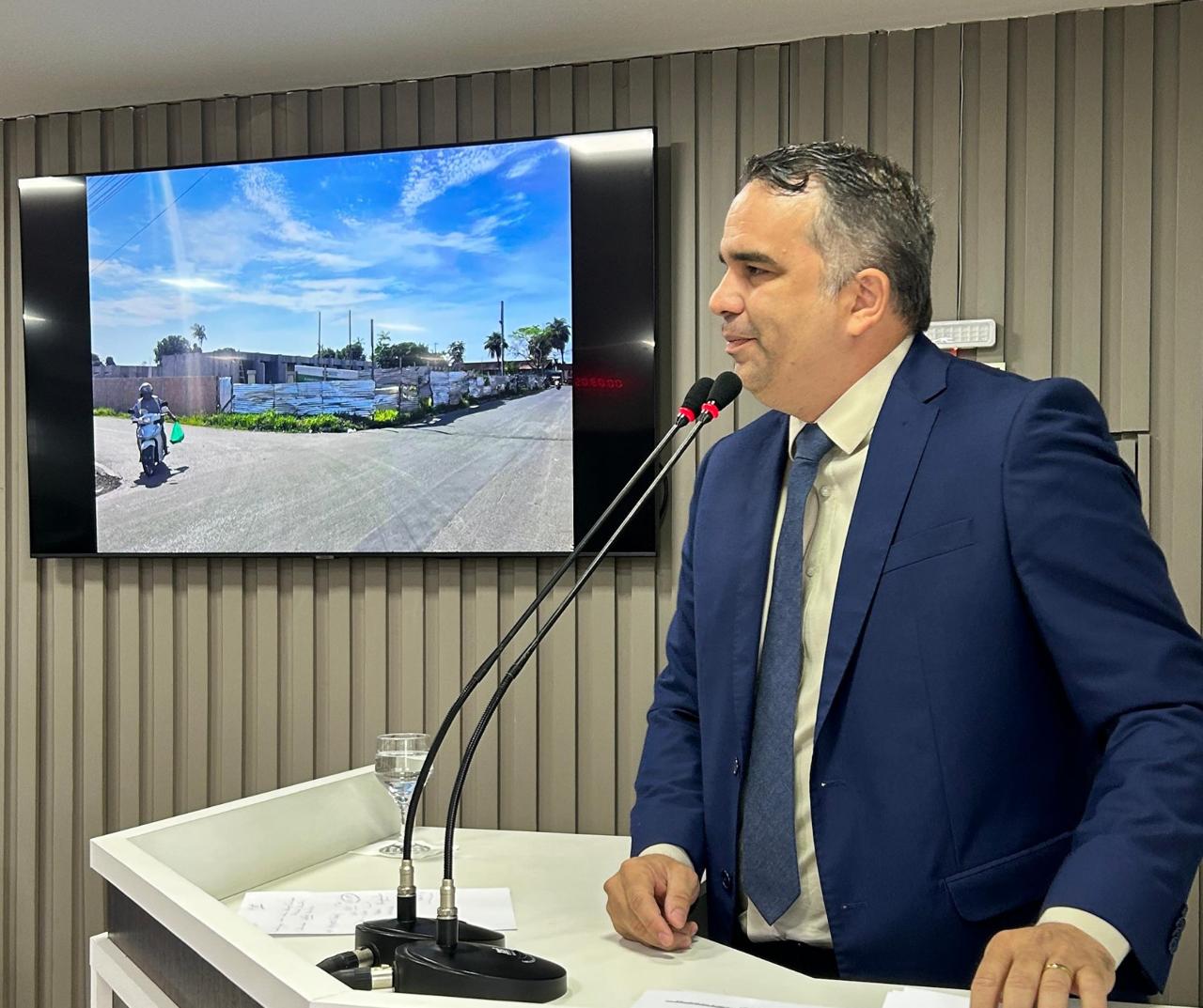 Marcus Cursino cobra informações sobre obra de escola e quadra no Bairro Paulo Corrêa