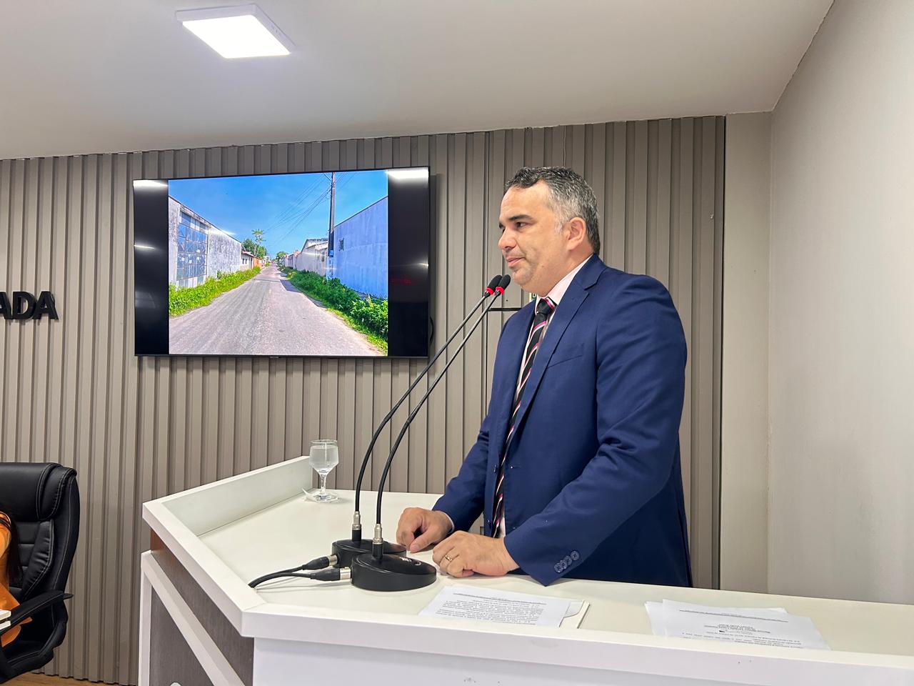 Marcus Cursino solicita ação de limpeza e capina no bairro Dejard Vieira