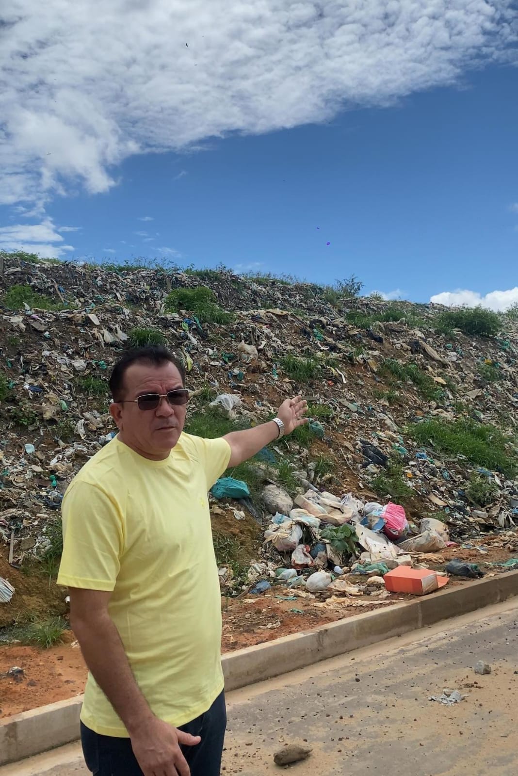 Massilon denuncia a situação em que se encontra a lixeira pública em Parintins   