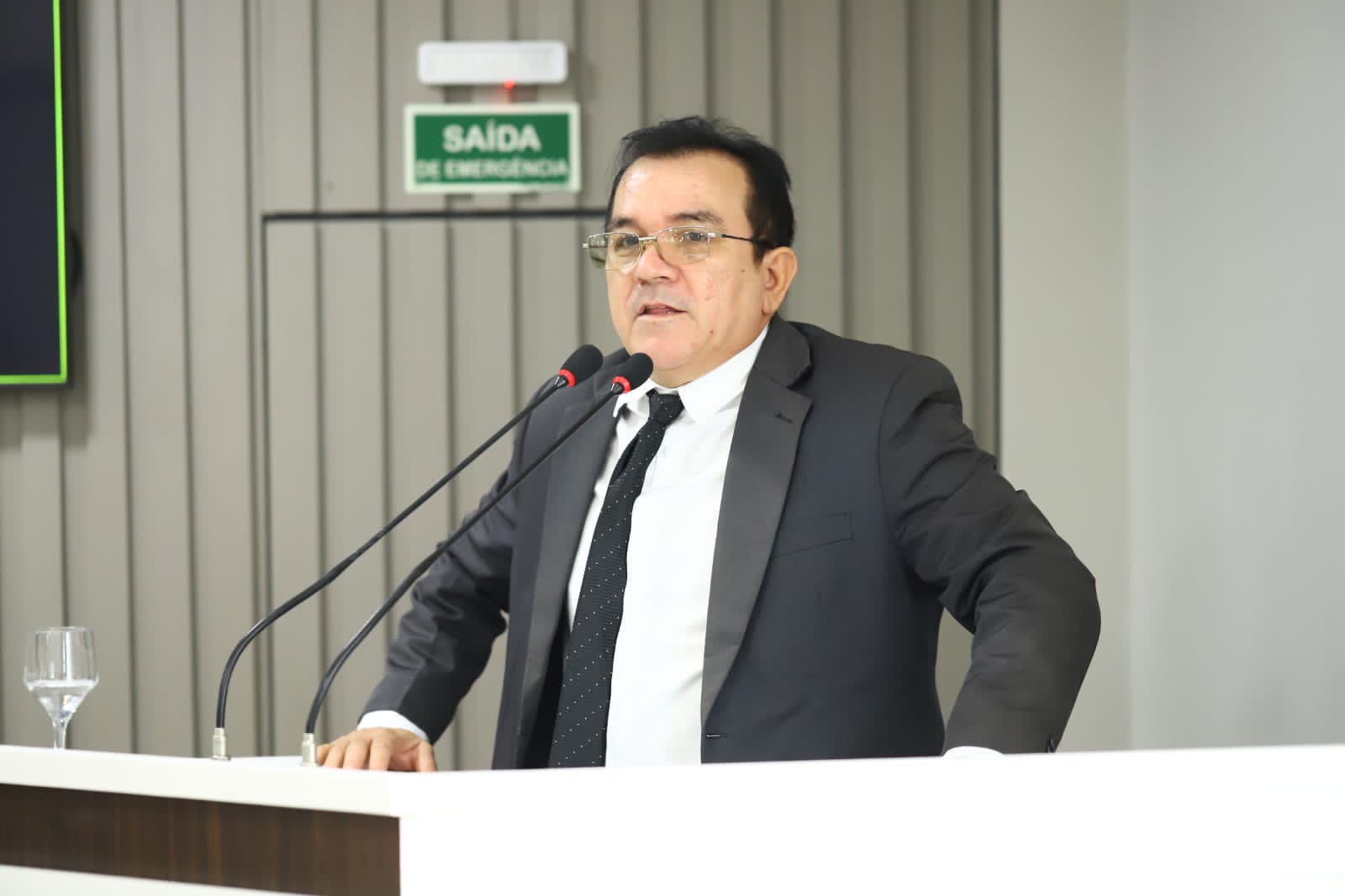 Massilon solicita solução para o  bueiro aberto, com risco de acidente em rua ao lado da Lagoa Azul