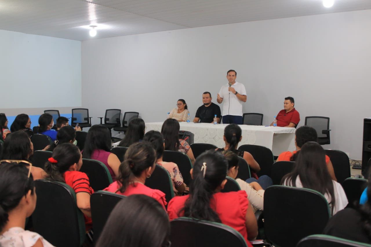 Mateus Assayag participa da abertura do curso de Libras e reforça importância da educação inclusiva