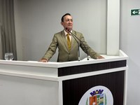 Moradores do Vila Cristina realizam tapa-buracos por conta própria e recebem apoio do vereador Babá Tupinambá e pede apoio do prefeito Mateus Assayag