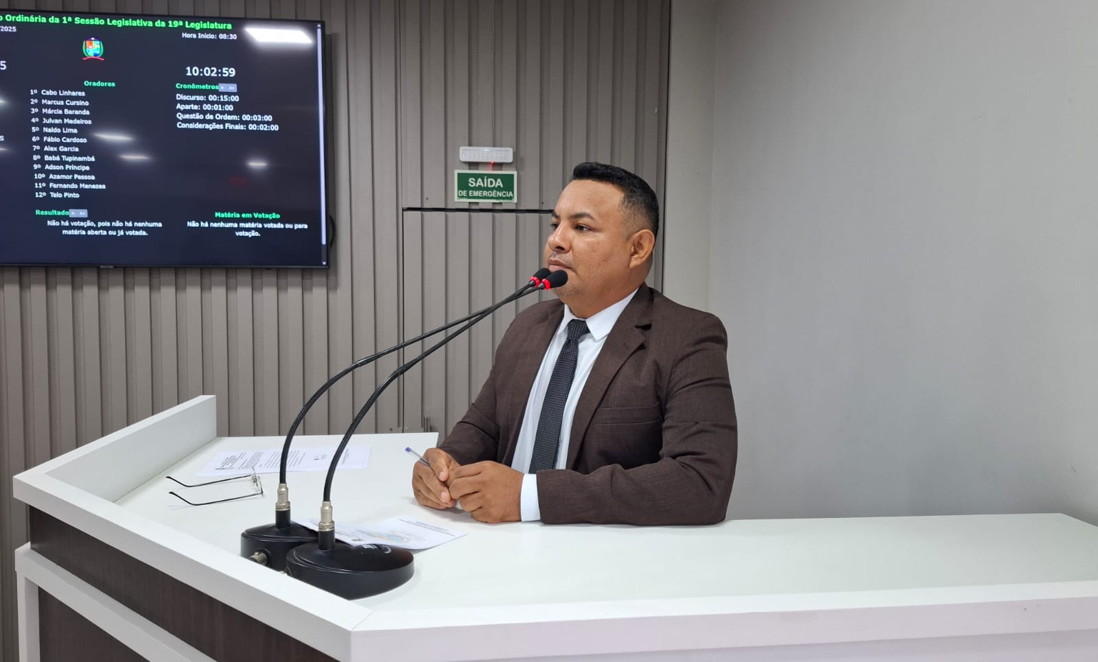 Naldo Lima solicita sinalização com faixa de pedestres em frente ao Anfiteatro