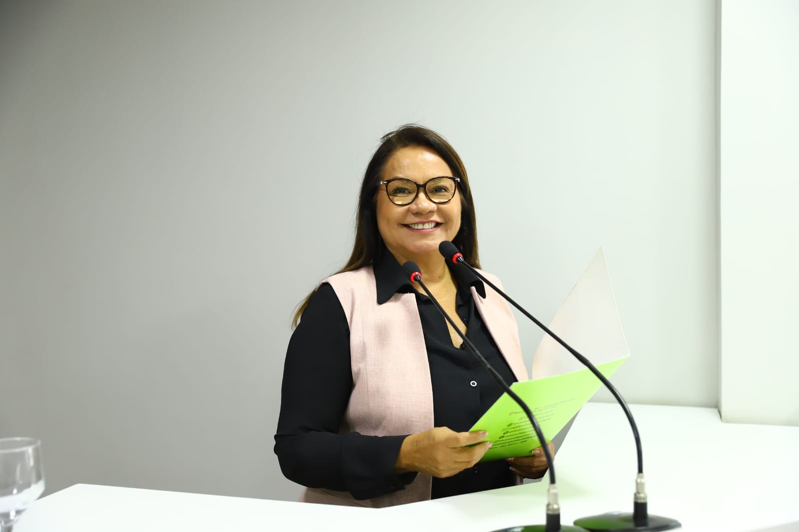 No Dia Nacional do Surdo, Márcia Baranda solicita contratação de intérpretes de libras para as sessões da Câmara Municipal como forma de inclusão