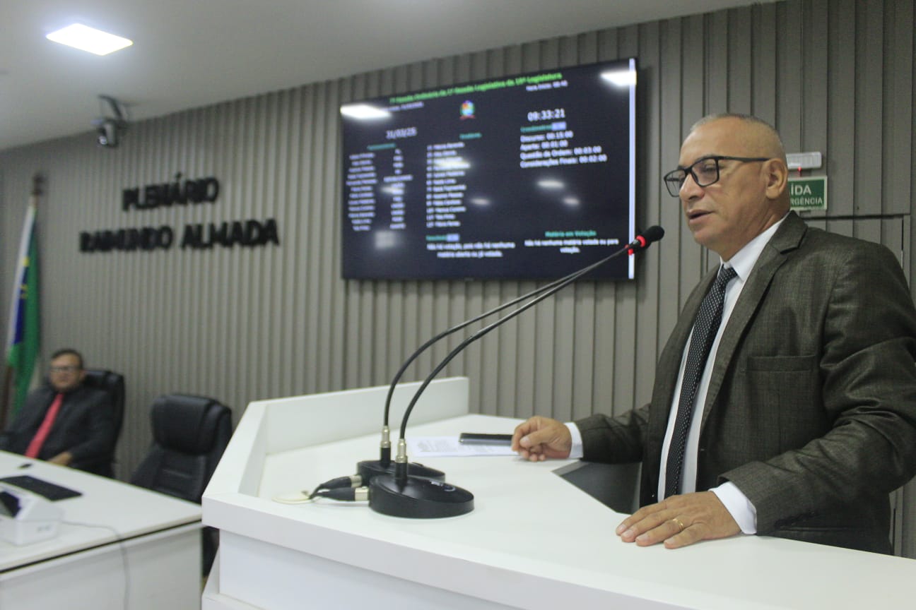 No seu discurso na tribuna, o vereador Fernando Menezes fez indicações para reforma de escola, reforma de ponte e construção de uma casa de saúde na zona rural de Parintins