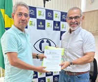 Passo Crucial para a Construção: Vereador Julvan Medeiros entrega na capital o termo de cessão de terreno para Escritório do Ipem em Parintins
