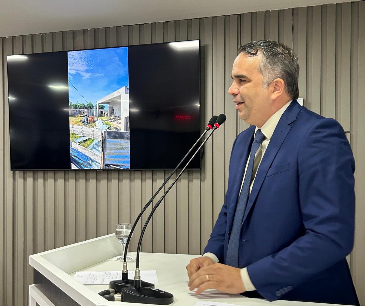 População informada: Ver. Marcus Cursino apresenta PL para dar clareza às obras públicas paralisadas