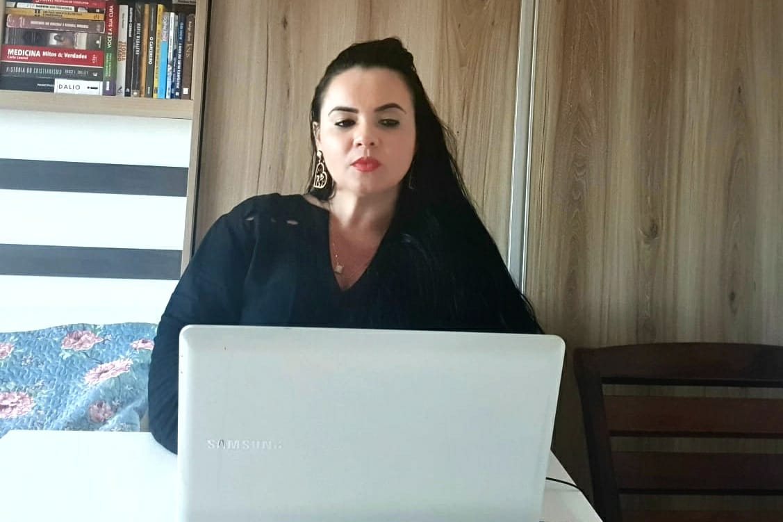 Servidores de escolas de várzea recebem cestas básicas em Parintins