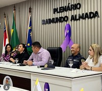 Vanessa Gonçalves media Roda de Conversa na Câmara Municipal de Parintins em alusão ao Agosto Lilás