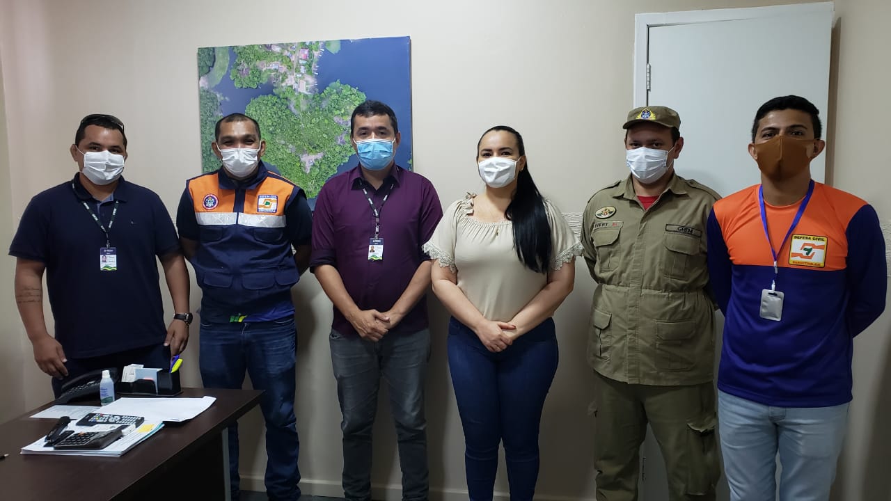 Vanessa Gonçalves reúne com equipes do Estado para articular entrega do Cartão Enchente em Parintins   