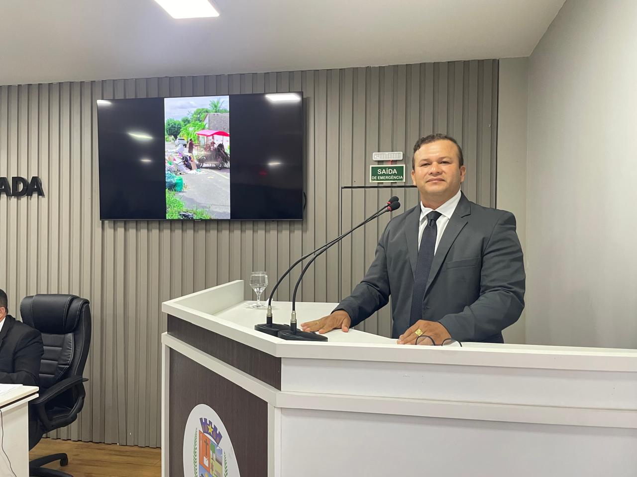 Vereador Adson Príncipe solicita pintura de sinalização em quebra-molas na Estrada Odovaldo Novo