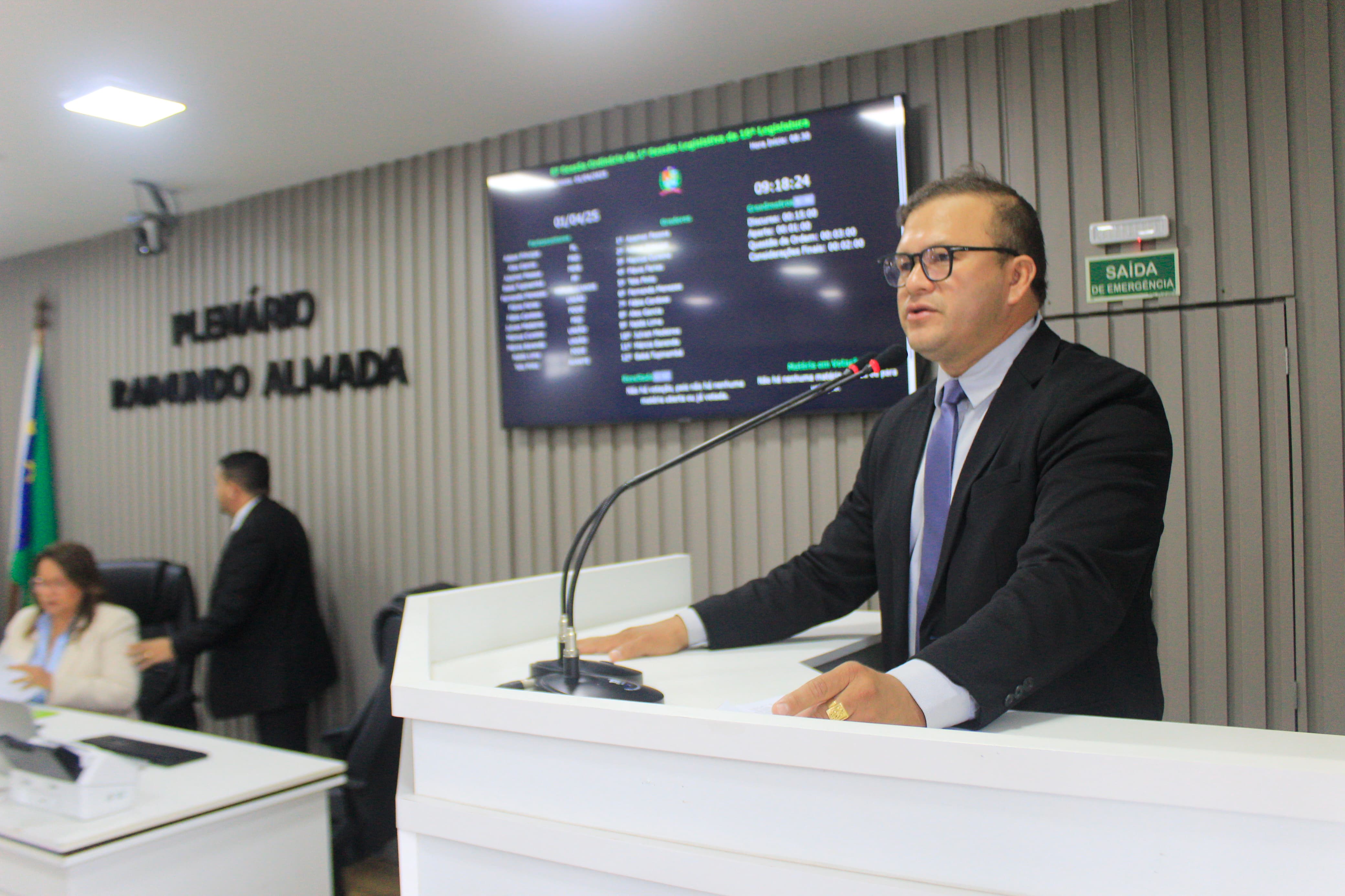 Vereador Adson Príncipe solicita sinalização viária para o distrito do Caburi