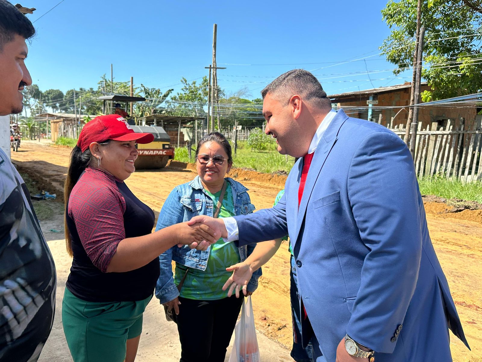 Vereador Alex Garcia acompanha as demandas e visita bairro do Teixeirão