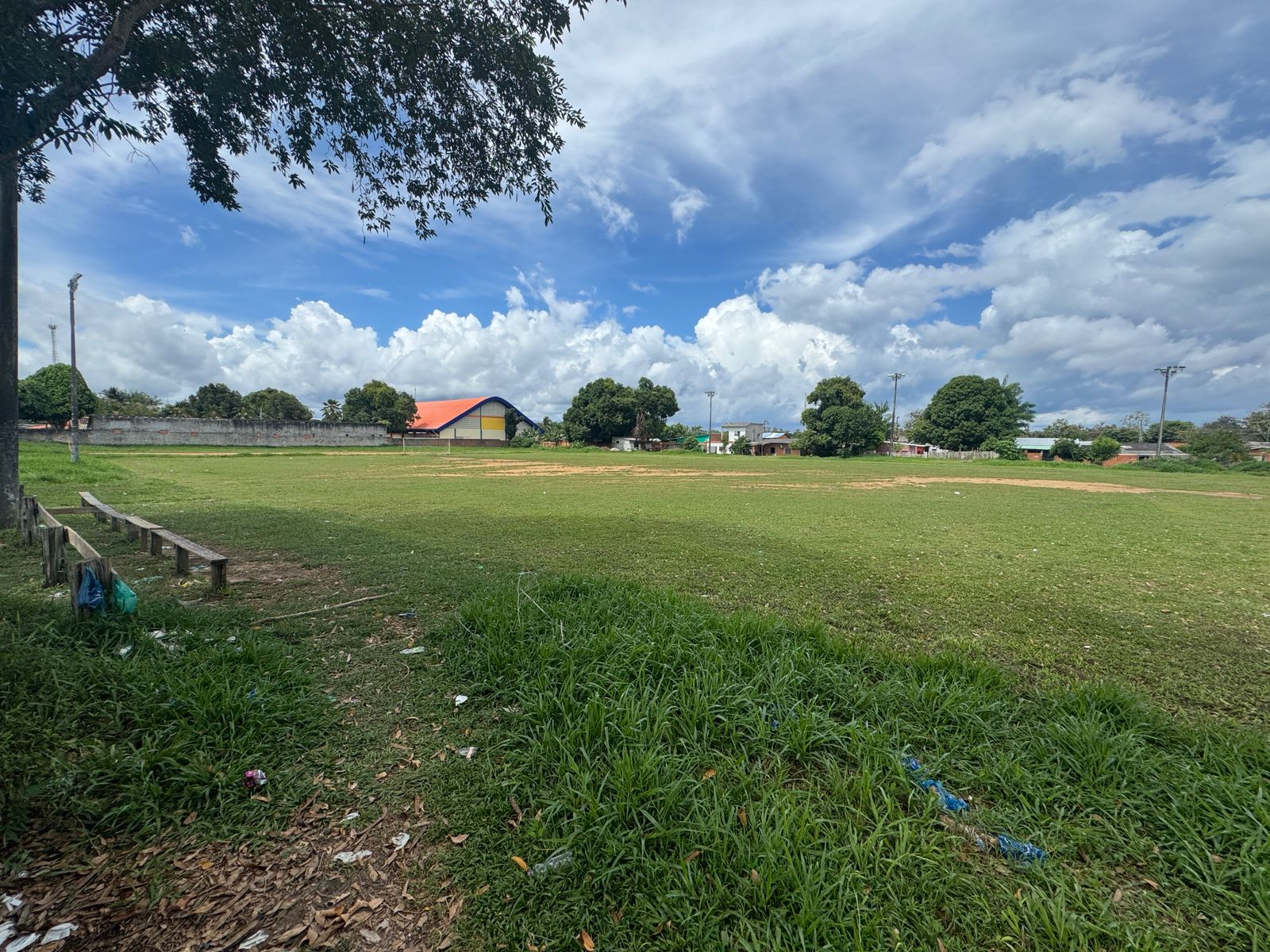 Vereador Alex Garcia solicita a limpeza e manutenção do campo do São José localizado em frente ao hospital Padre Colombo 