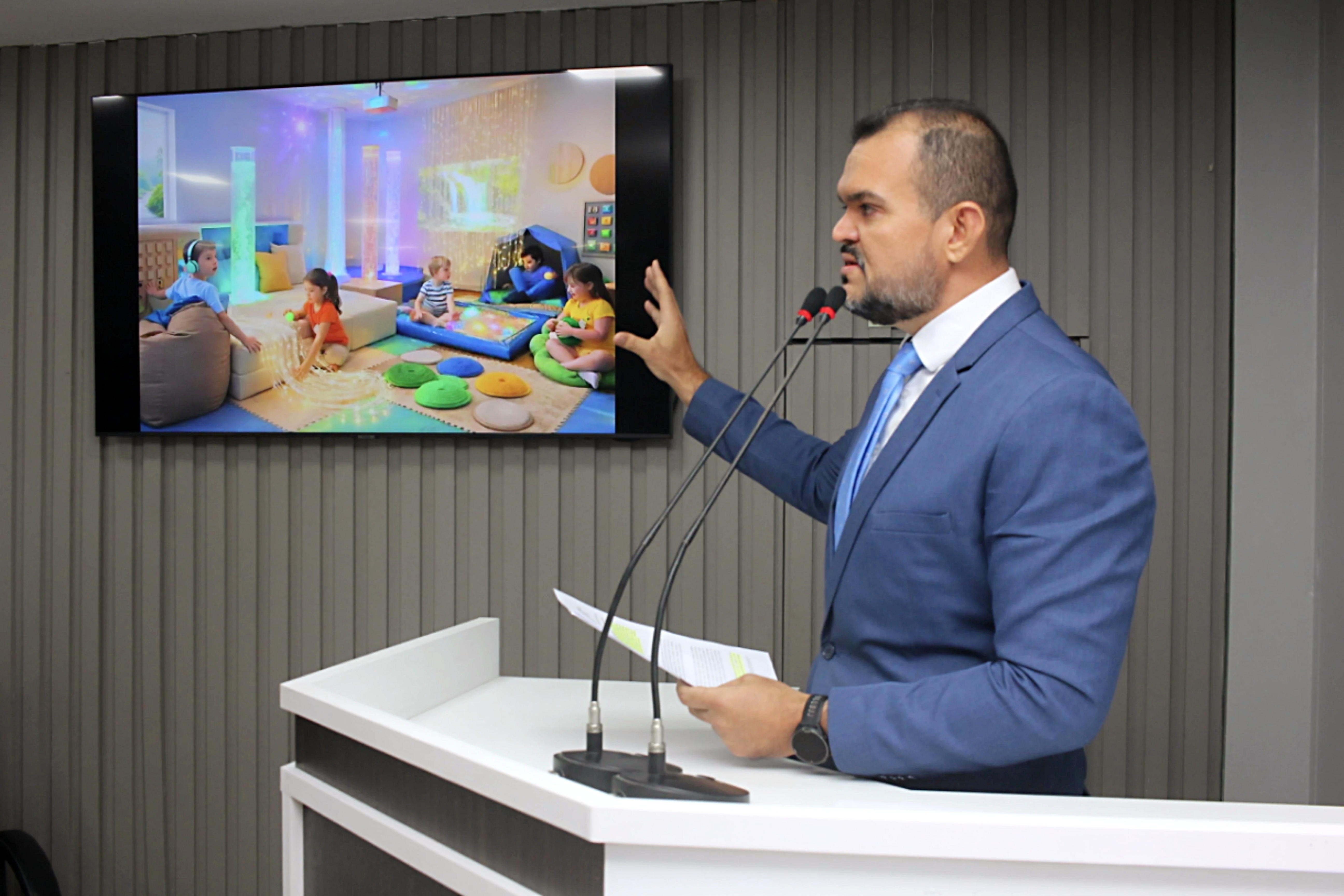 Vereador Azamor Pessoa propõe sala multissensorial para fortalecer o atendimento a estudantes com deficiência e transtornos do neurodesenvolvimento na rede municipal de ensino de Parintins