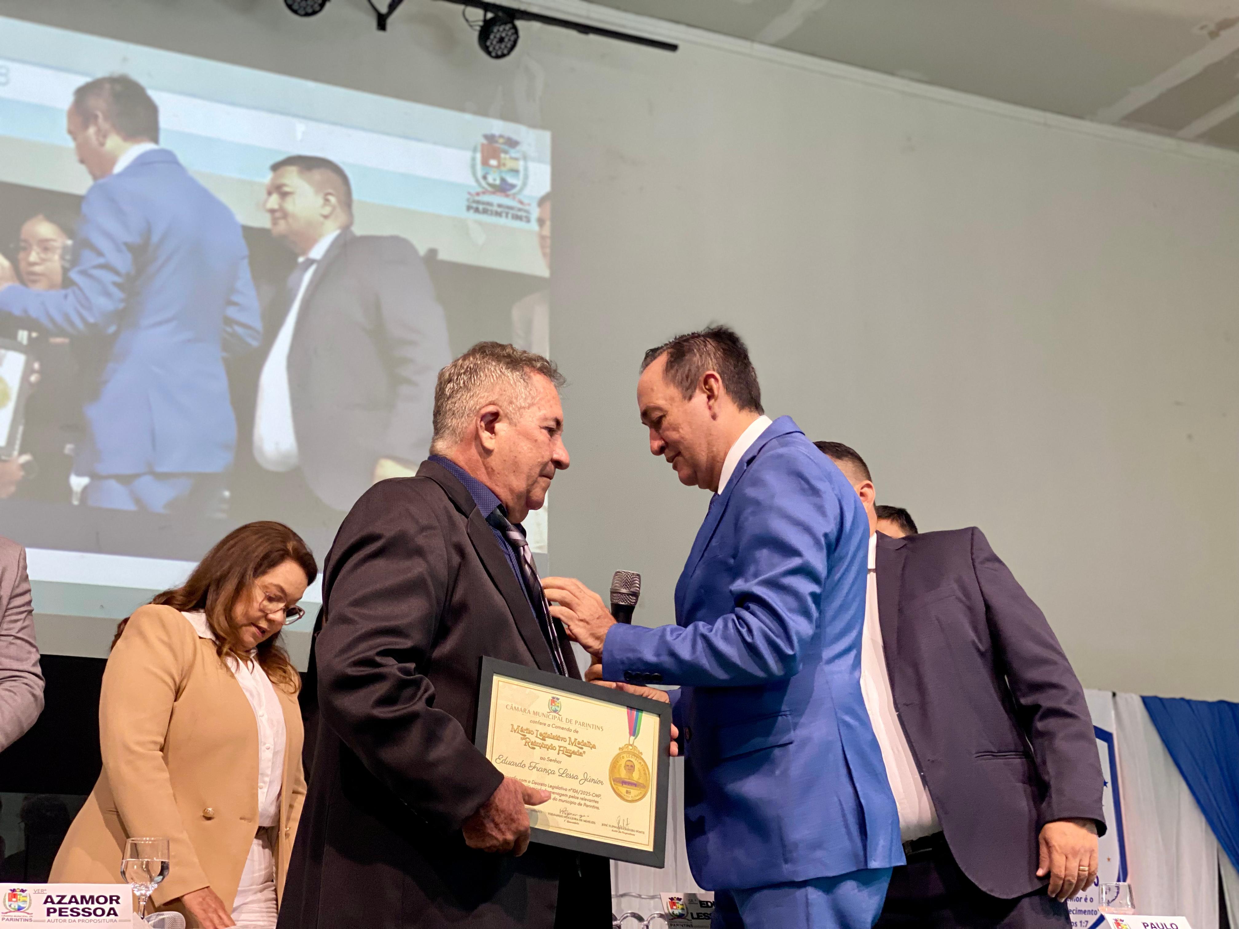 Vereador Babá Tupinambá entrega Medalha de Mérito Legislativo à Eduardo França Lessa Júnior