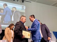 Vereador Babá Tupinambá entrega Medalha de Mérito Legislativo à Eduardo França Lessa Júnior