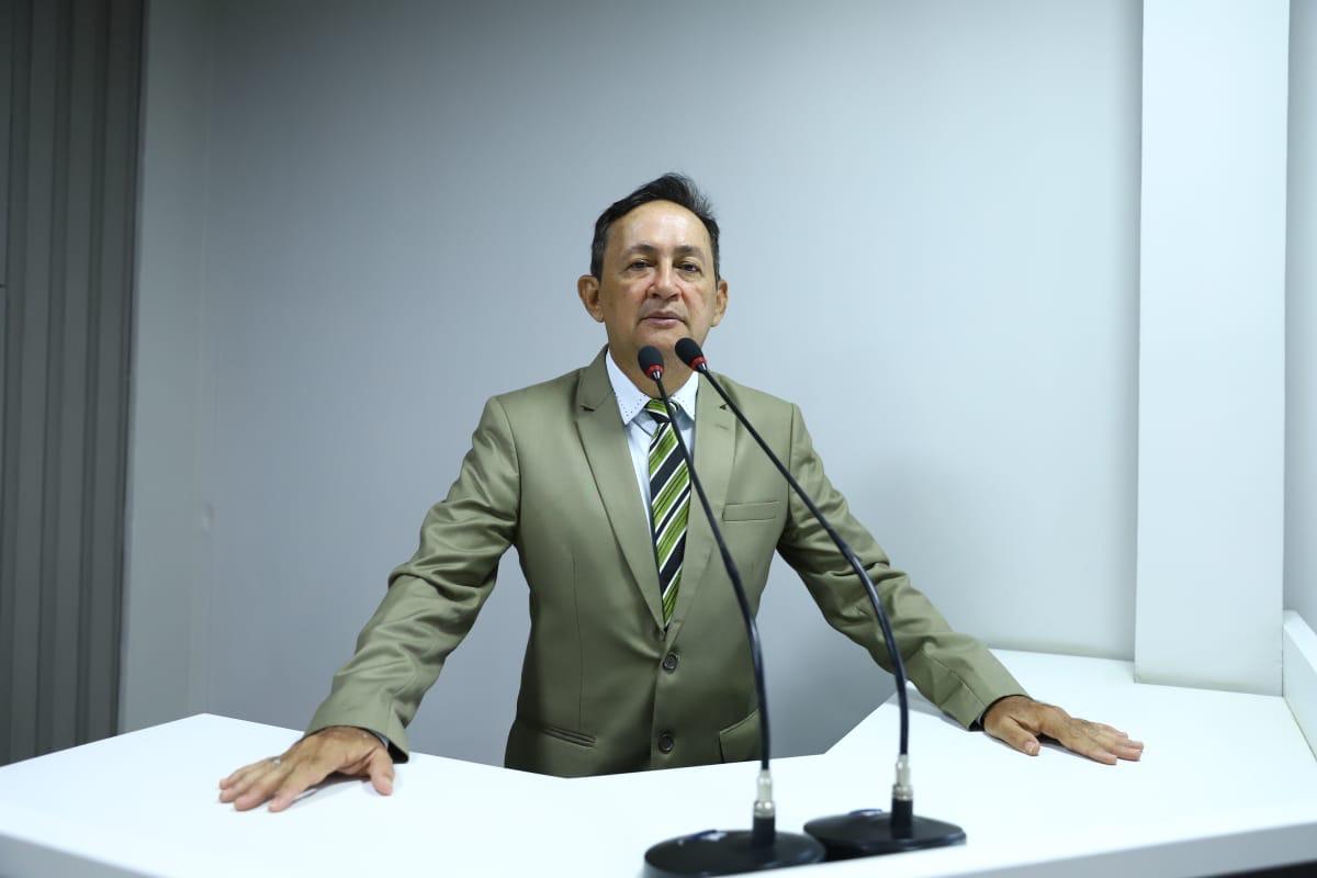 Vereador Babá Tupinambá solicita informações sobre falhas no agendamento de consultas e exames em Parintins