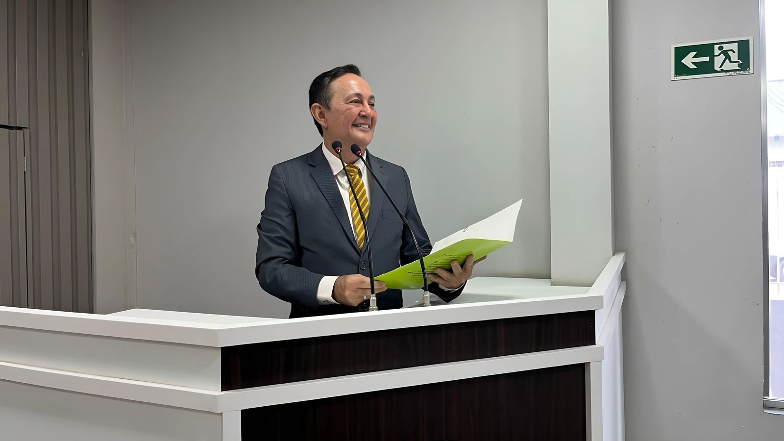 Vereador Babá Tupinambá solicita instalação de bancos na praça do Palmares para melhor uso comunitário