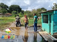 Vereador Babá Tupinambá visita áreas alagadas e vistoria trabalho de montagem da academia ao ar livre