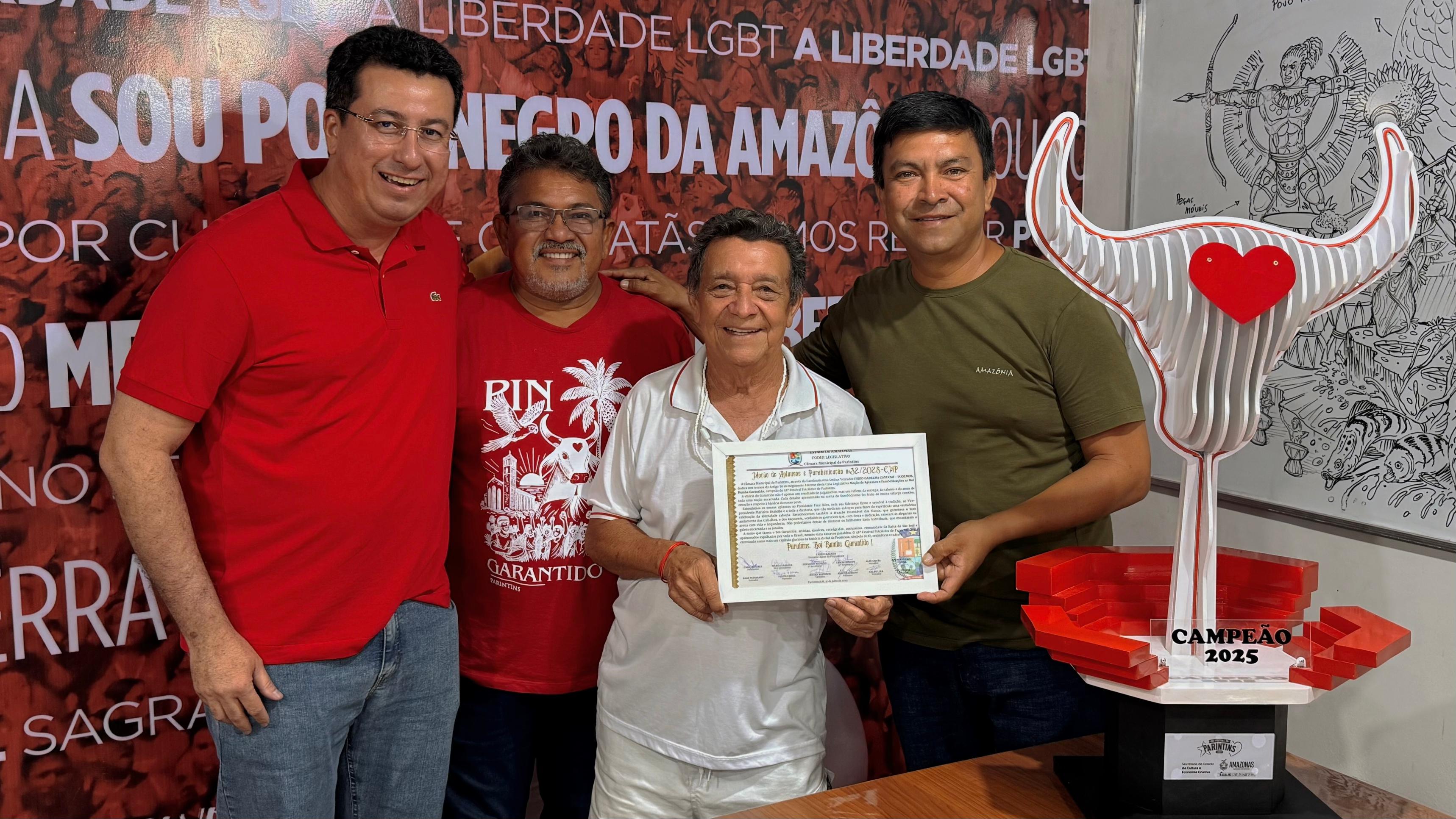 Vereador Fábio Cardoso entrega Moção de Aplausos na Cidade Garantido pelo 33º título