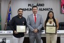 Vereador Fábio Cardoso homenageia Edilene Tavares e Sebastião Jr com Medalha de Mérito Jair Mendes na Câmara Municipal de Parintins