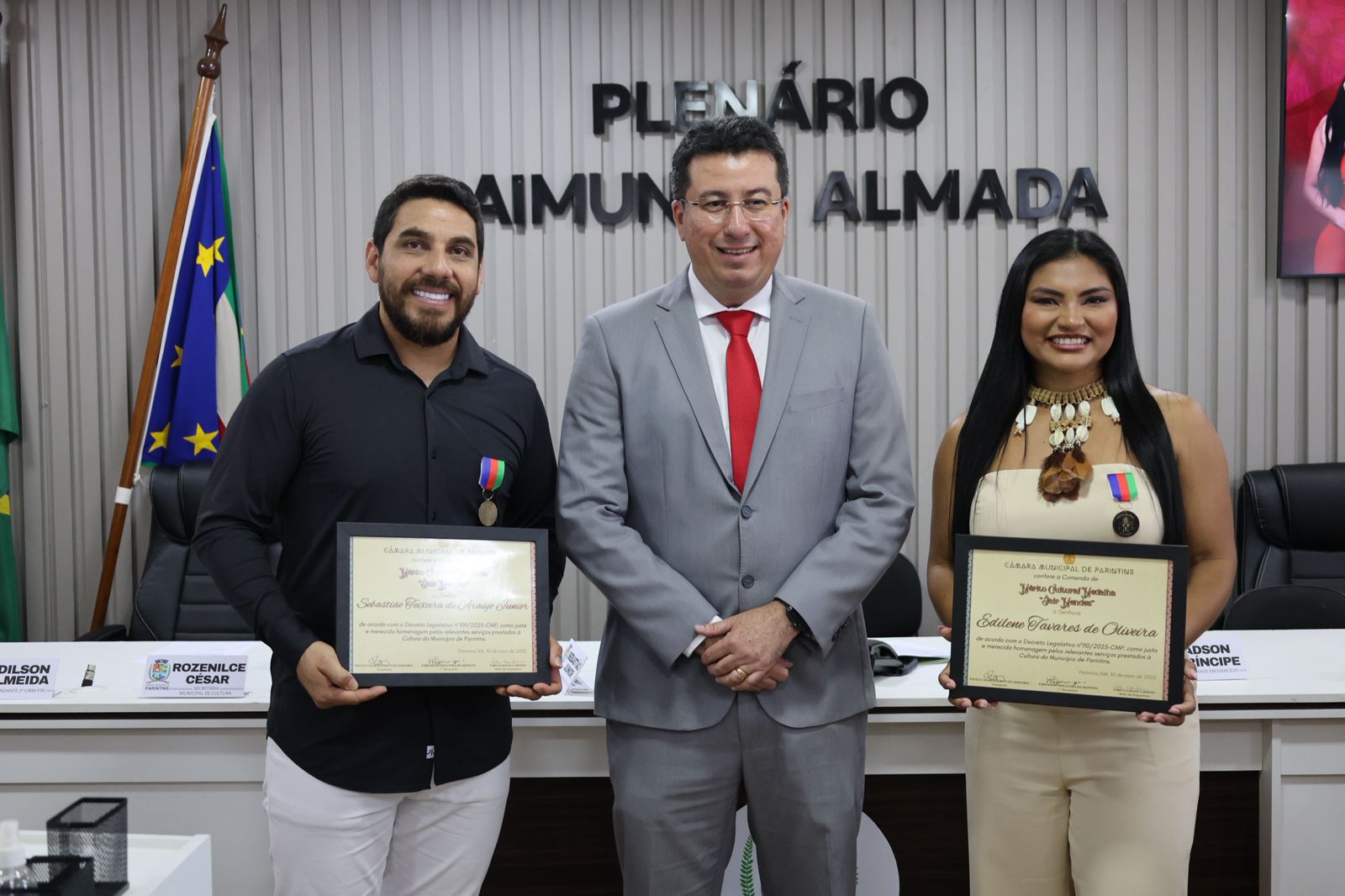 Vereador Fábio Cardoso homenageia Edilene Tavares e Sebastião Jr com Medalha de Mérito Jair Mendes na Câmara Municipal de Parintins