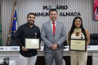 Vereador Fábio Cardoso homenageia Edilene Tavares e Sebastião Jr com Medalha de Mérito Jair Mendes na Câmara Municipal de Parintins