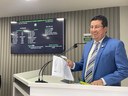 Vereador Fábio Cardoso propõe ações para fortalecer educação e reconhece trajetória de escola de idiomas em Parintins