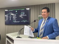 Vereador Fábio Cardoso propõe ações para fortalecer educação e reconhece trajetória de escola de idiomas em Parintins