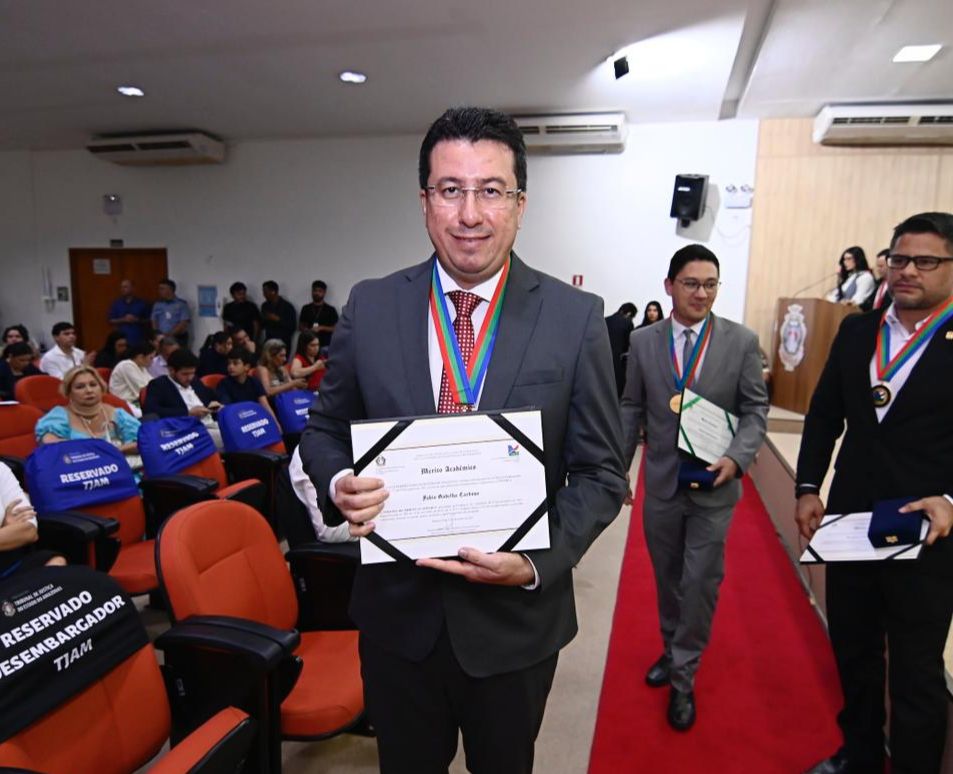 Vereador Fábio Cardoso Recebe "Comenda e Diploma do Mérito Acadêmico - ESMAM"