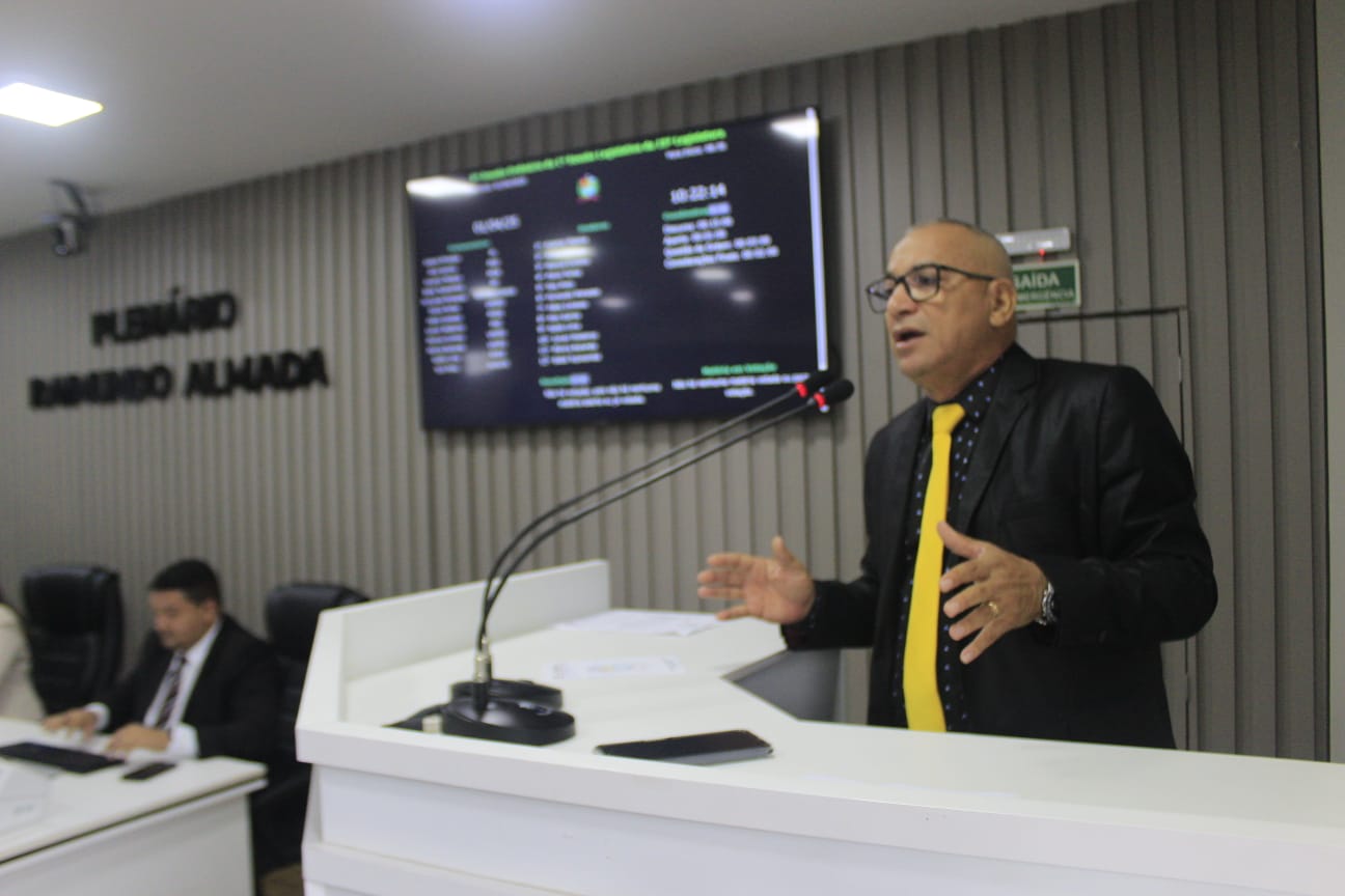 Vereador Fernando Menezes realiza indicações para a área da educação em Parintins